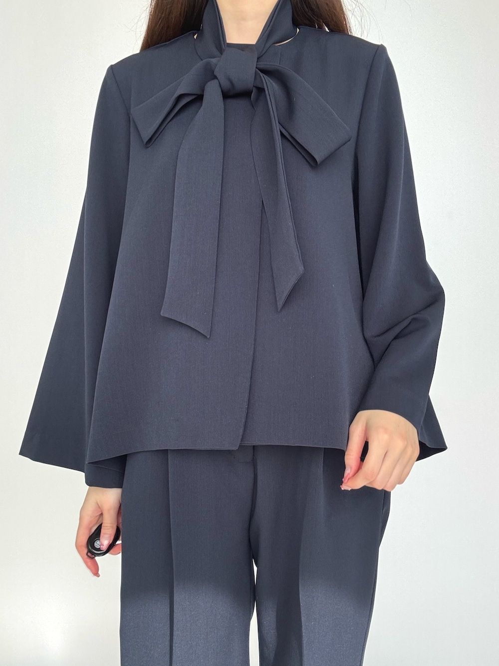 ブルー系のスーツセットを着用したレディースの冬コーディネートの4枚目の写真