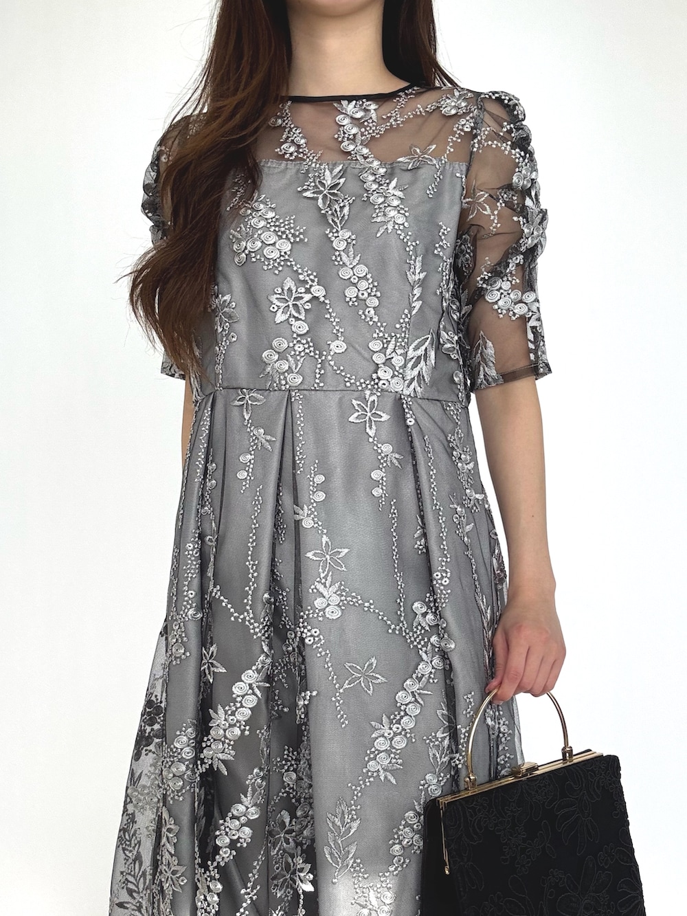 ブラック系のドレス、ブラック系のパンプスを着用したレディースの秋コーディネートの3枚目の写真