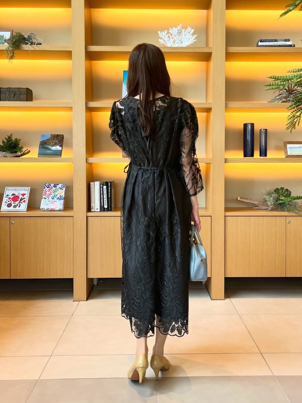 ブラック系のドレスを着用したレディースの夏コーディネートの2枚目の写真
