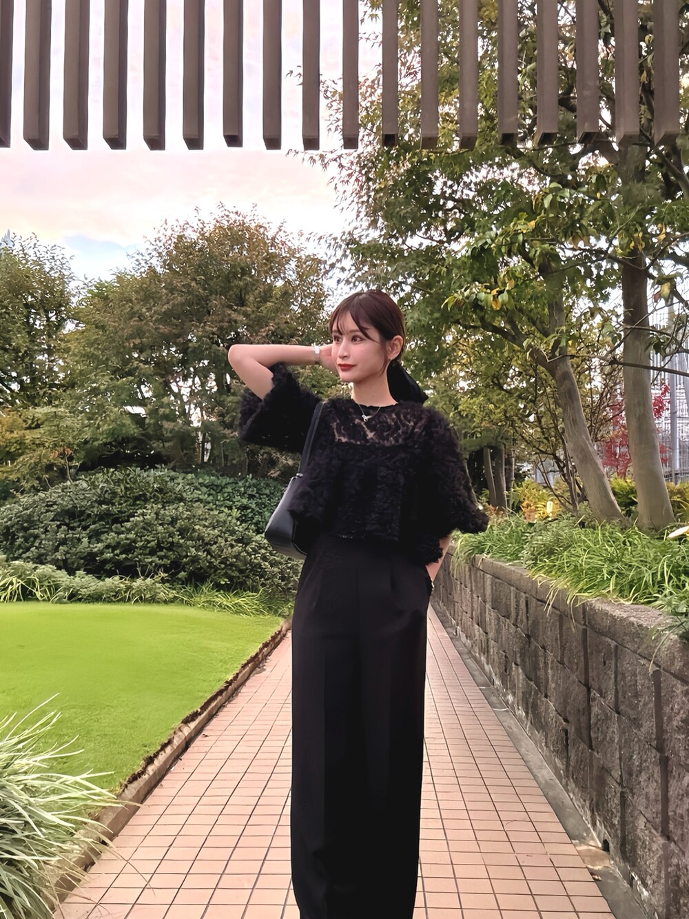 ブラック系のドレスを着用したレディースの秋コーディネートの3枚目の写真