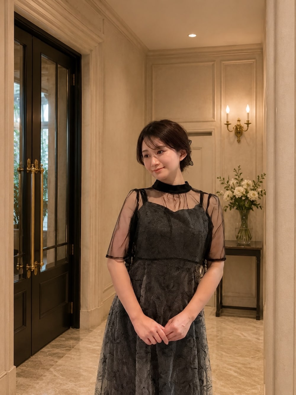 ブラック系のドレスを着用したレディースの夏コーディネートの2枚目の写真