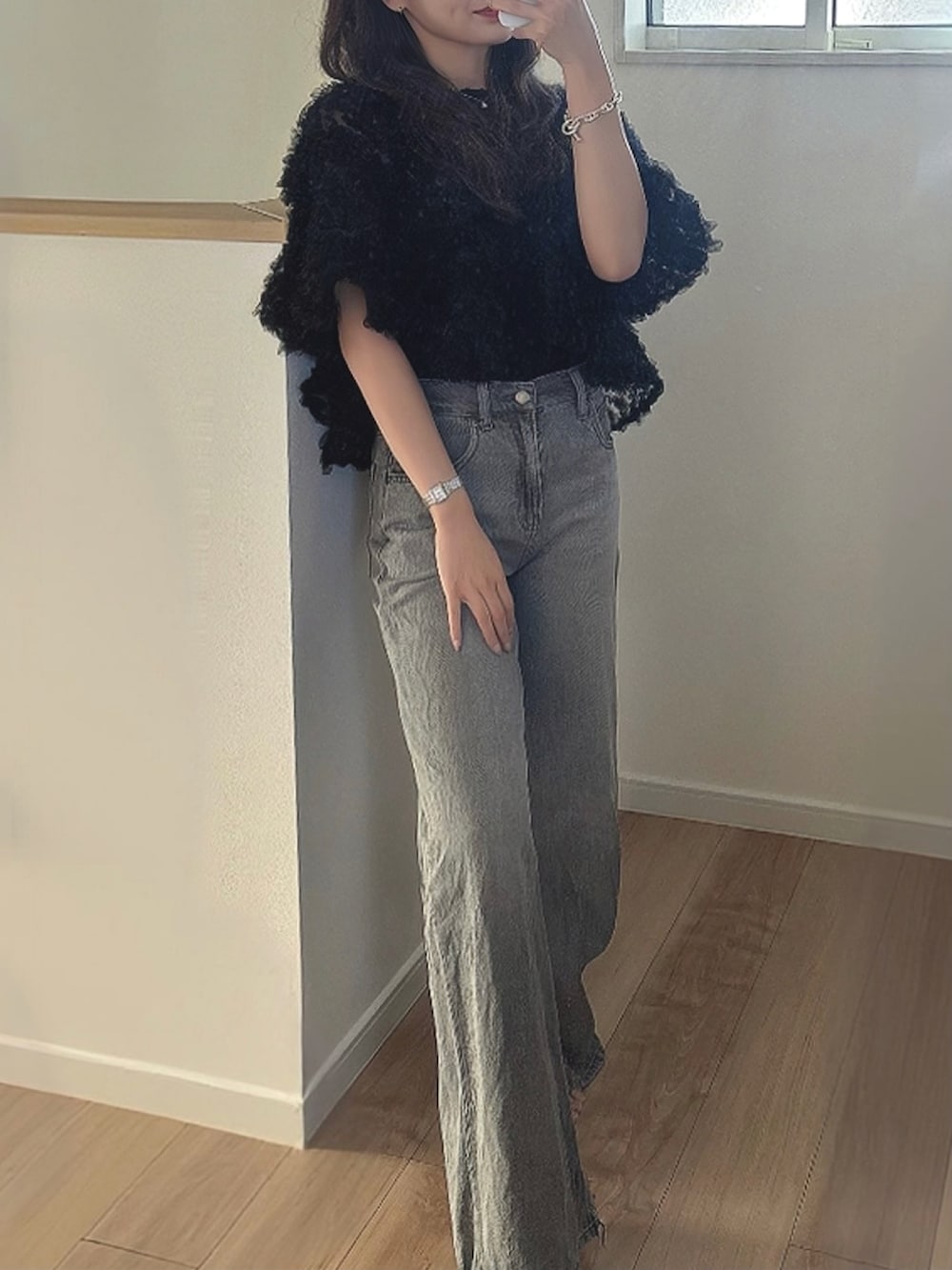 ブラック系のドレスを着用したレディースの秋コーディネートの6枚目の写真