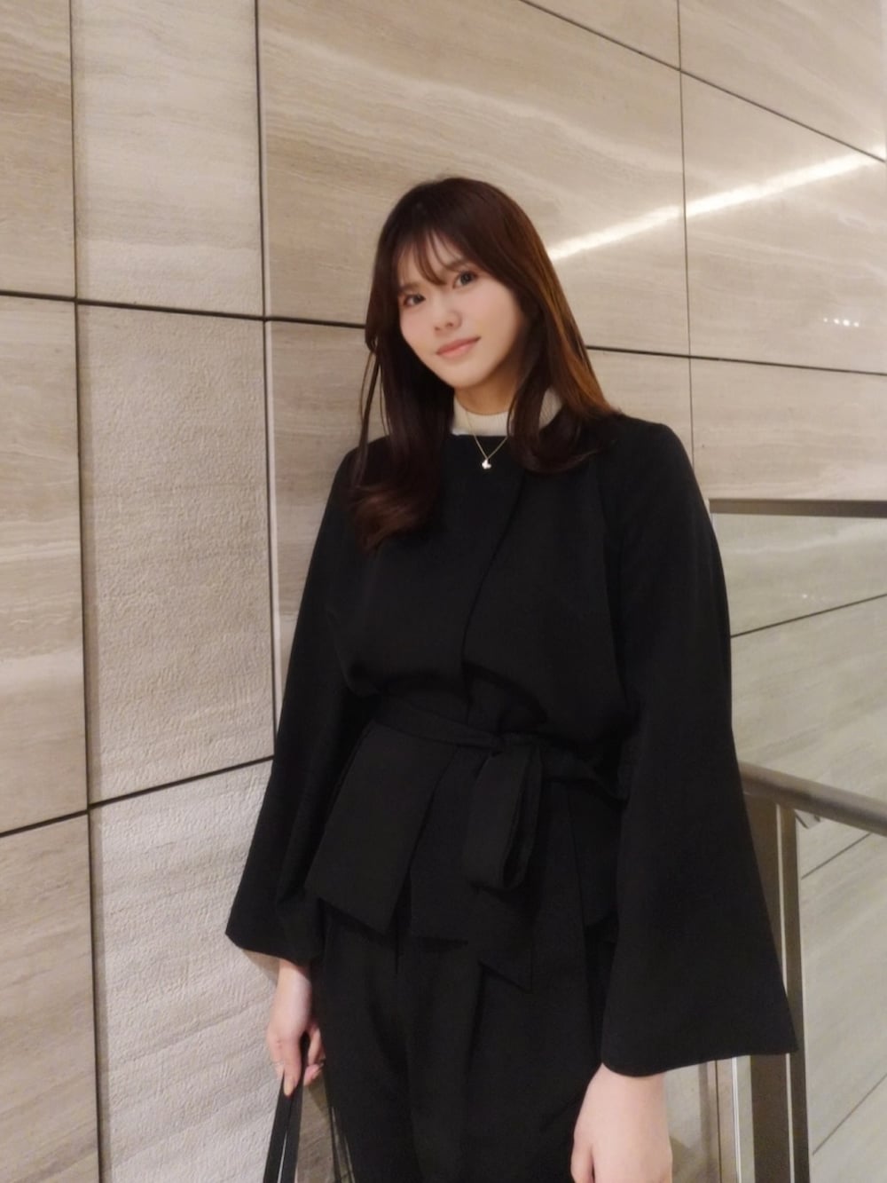 ブラック系のスーツセット、ブラック系のスーツセットを着用したレディースの冬コーディネートの2枚目の写真