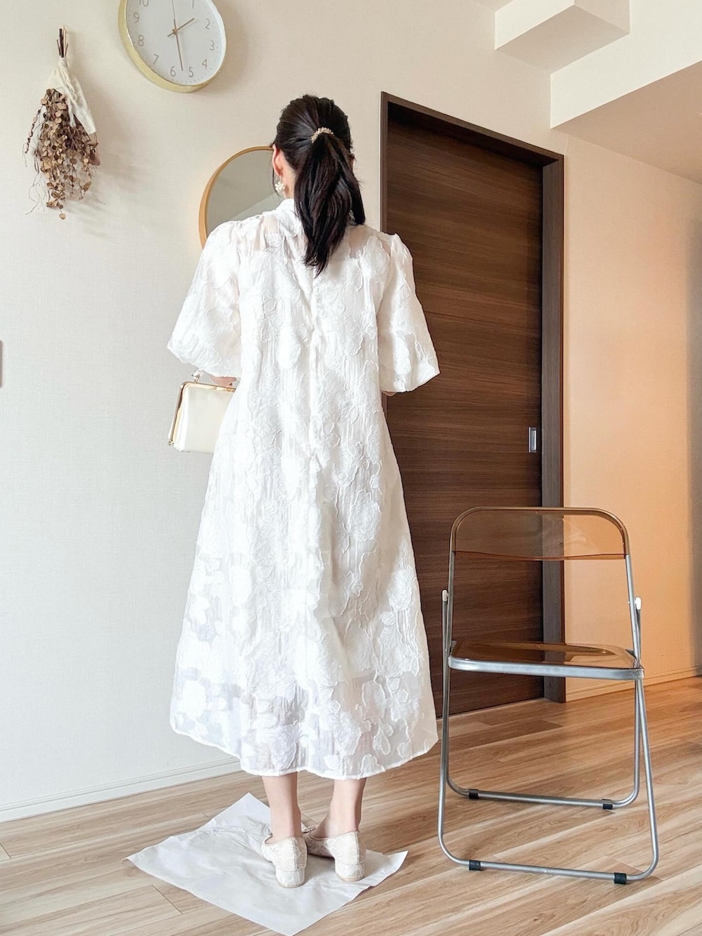 ベージュ系のドレスを着用したレディースの春コーディネートの2枚目の写真