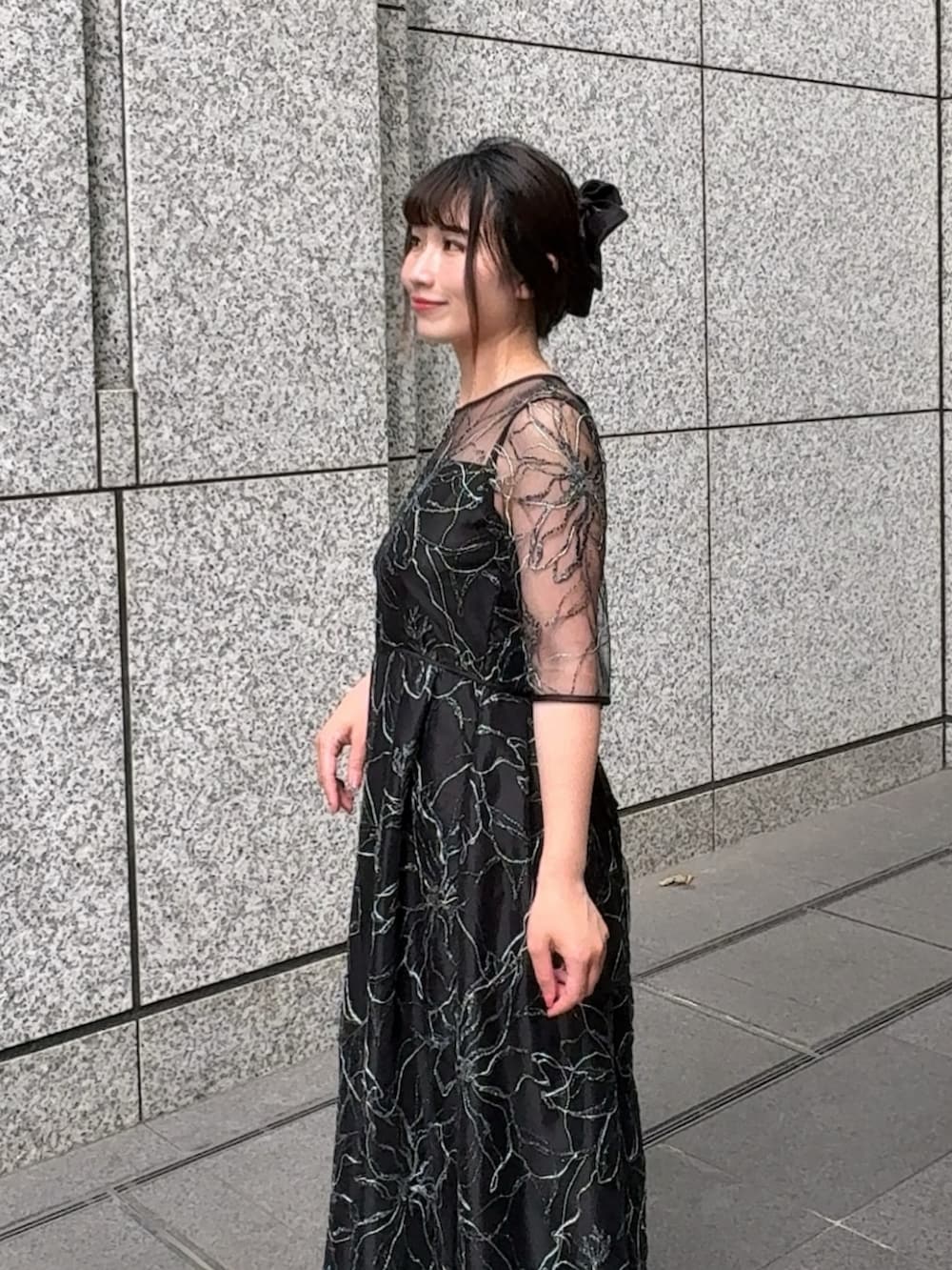 ブラック系のドレスを着用したレディースの夏コーディネートの5枚目の写真