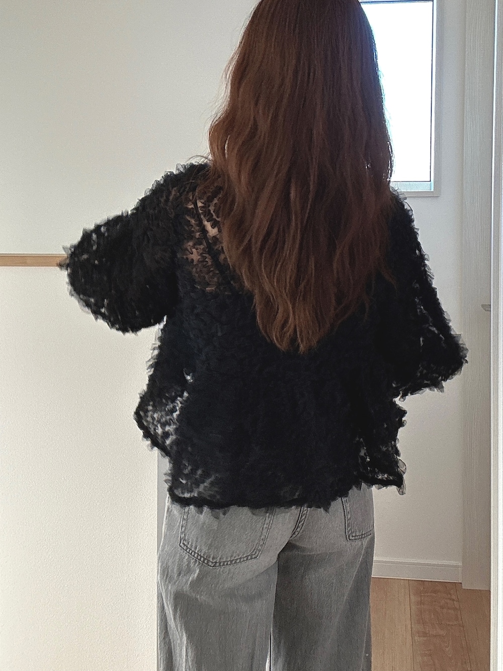 ブラック系のドレスを着用したレディースの秋コーディネートの5枚目の写真