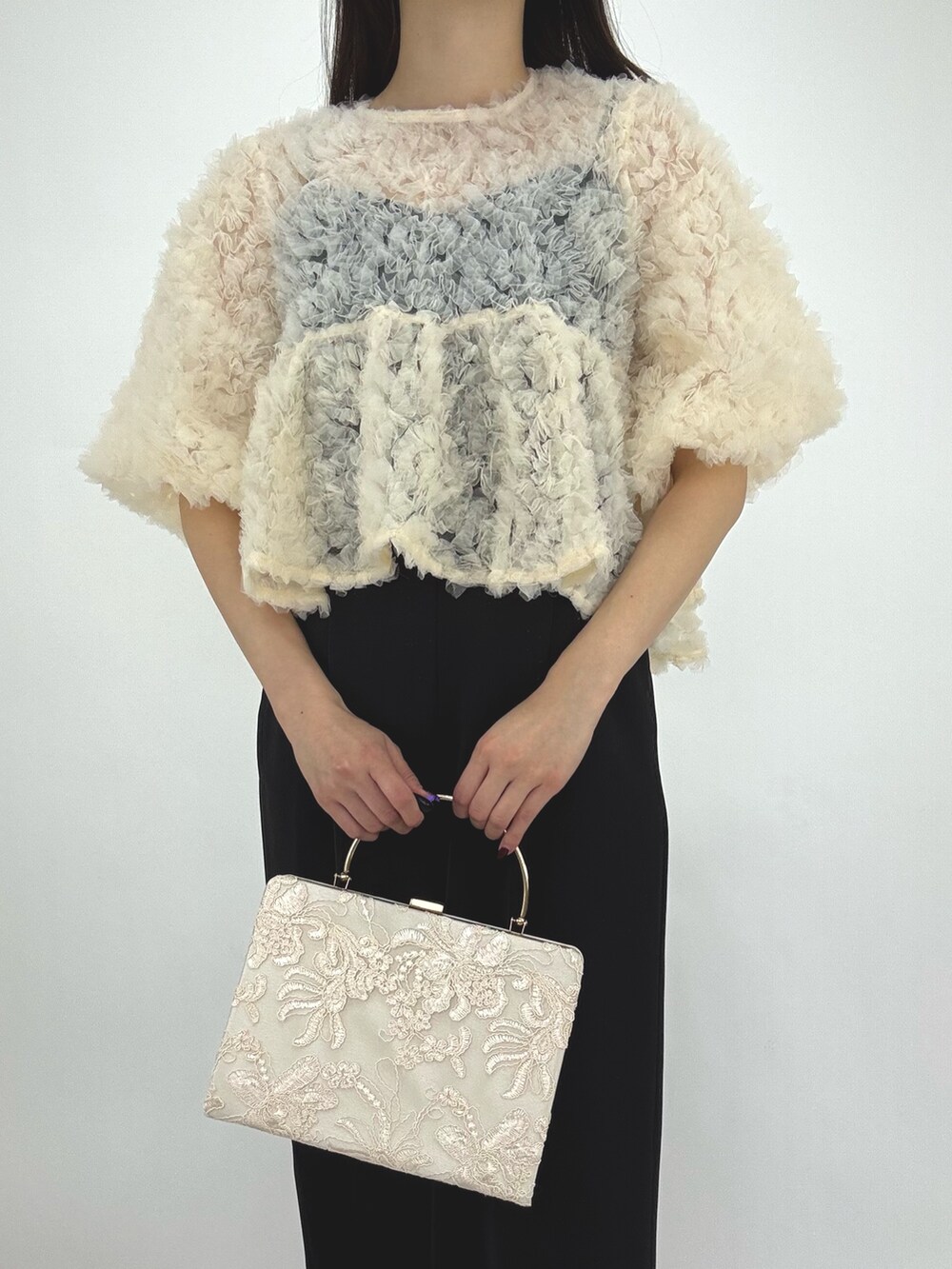 ベージュ系のドレス、ベージュ系のパンプスを着用したレディースの秋コーディネートの4枚目の写真