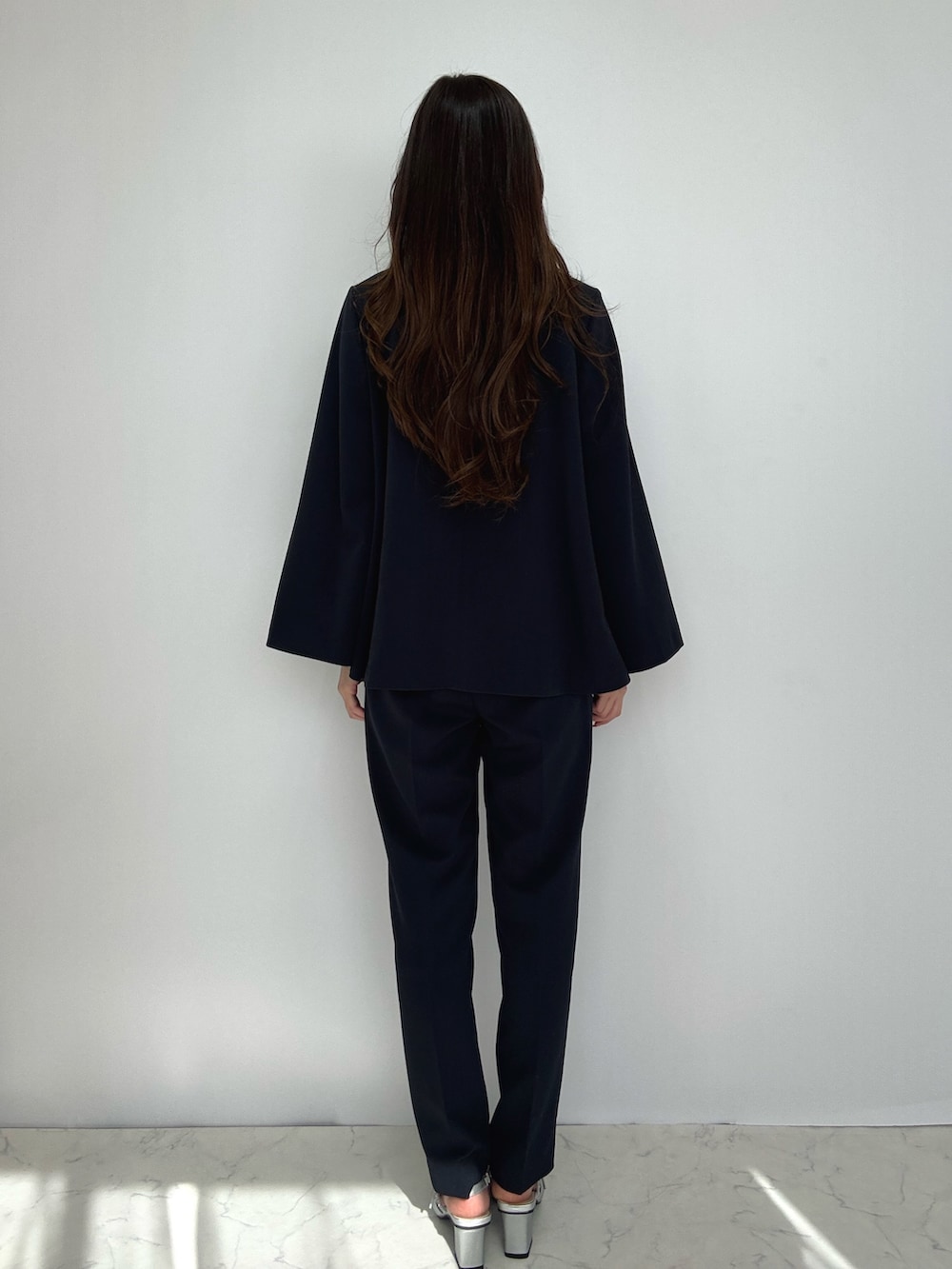 ブルー系のスーツセットを着用したレディースの冬コーディネートの5枚目の写真