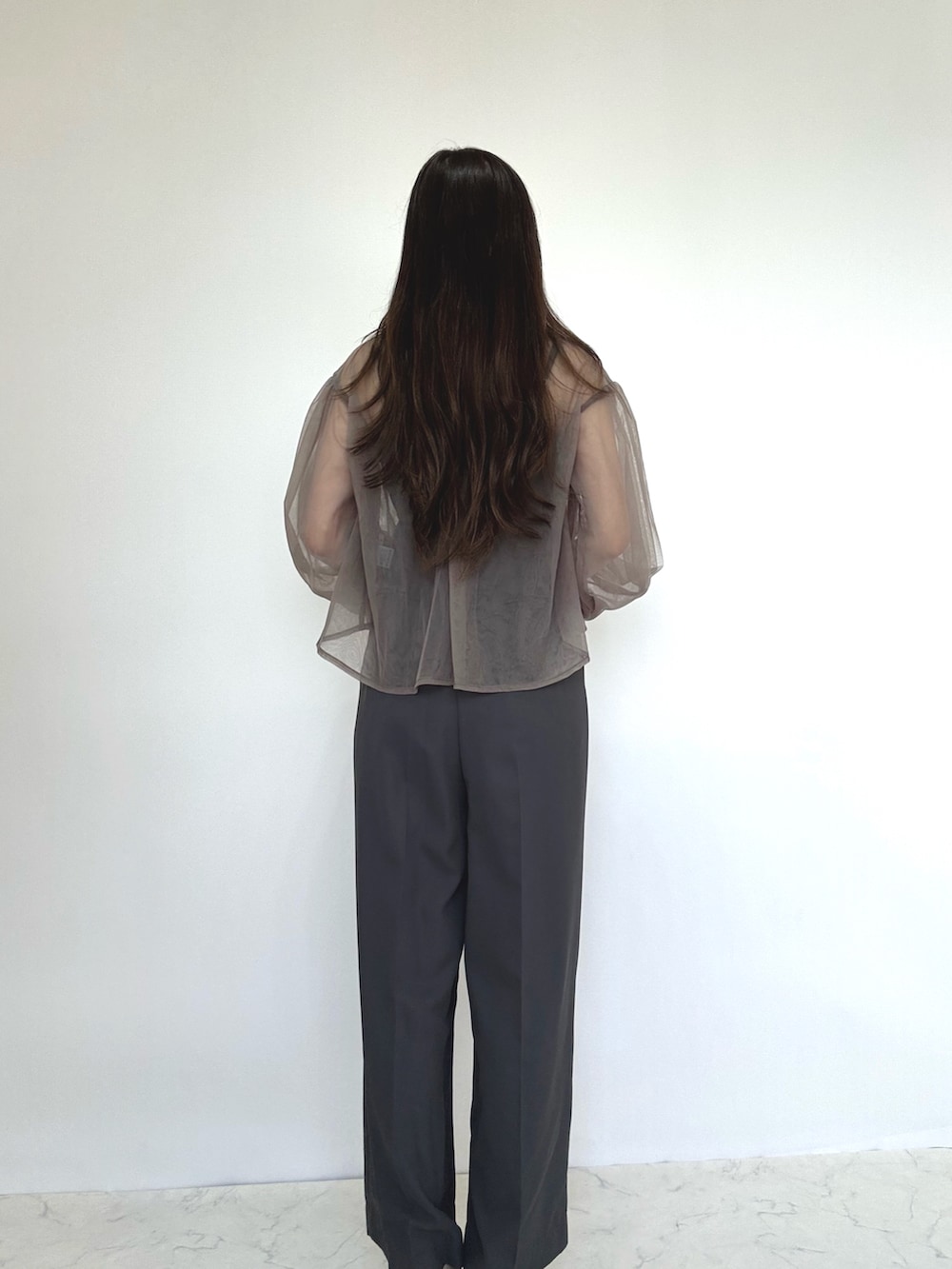 グレー系のドレス、シルバー系のパンプスを着用したレディースの秋コーディネートの3枚目の写真