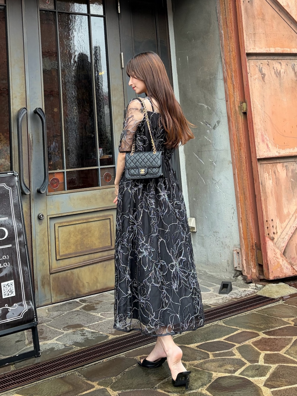 ブラック系のドレスを着用したレディースの夏コーディネートの3枚目の写真