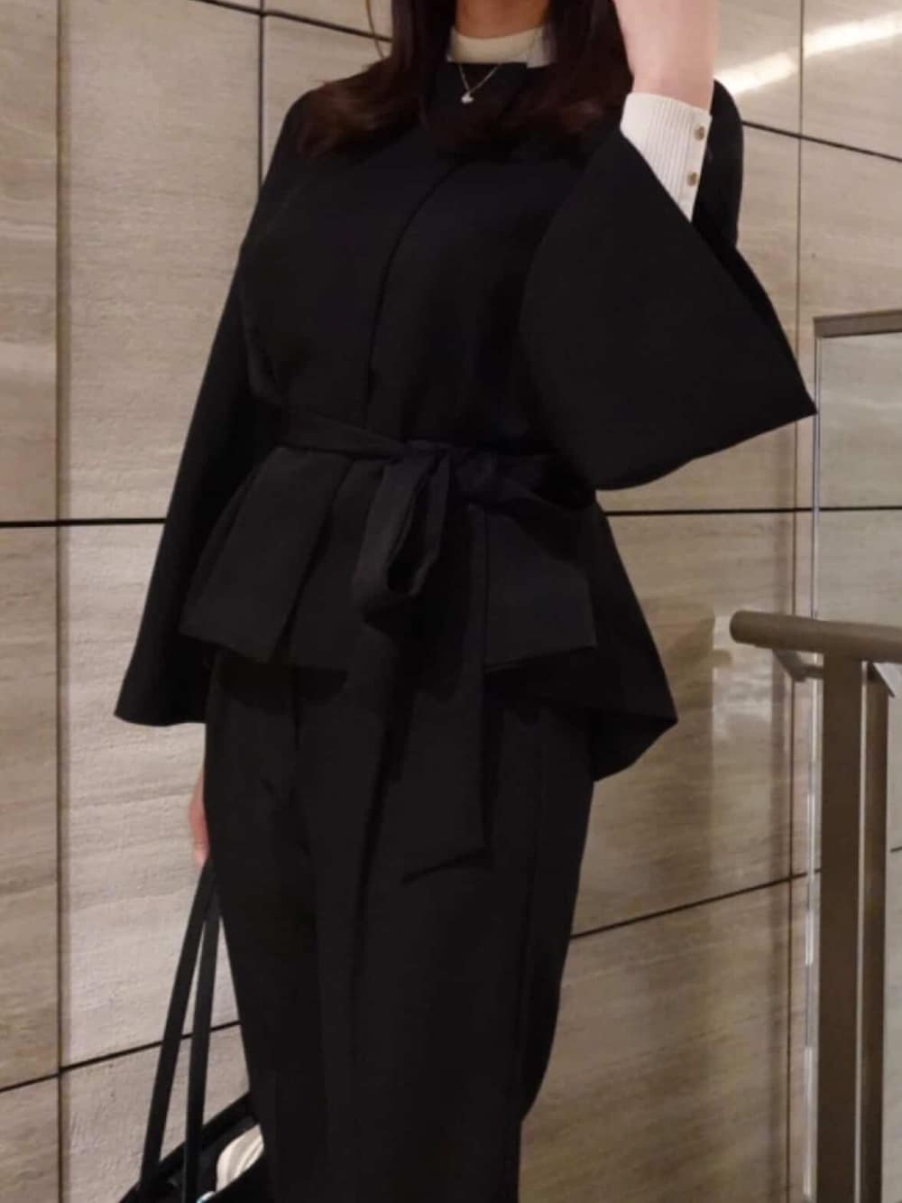ブラック系のスーツセット、ブラック系のスーツセットを着用したレディースの冬コーディネートの4枚目の写真