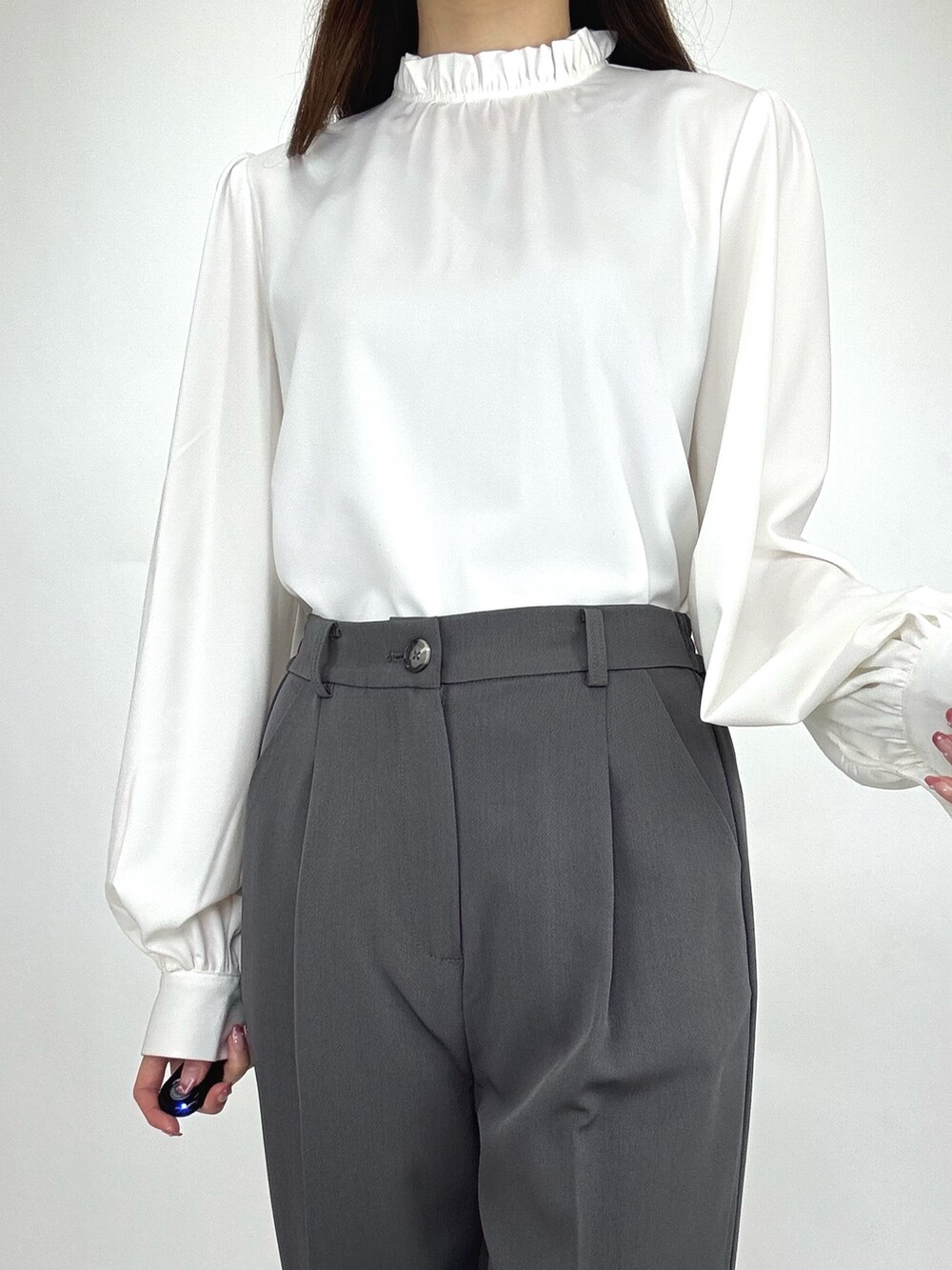 グレー系のスーツセットを着用したレディースの冬コーディネートの5枚目の写真