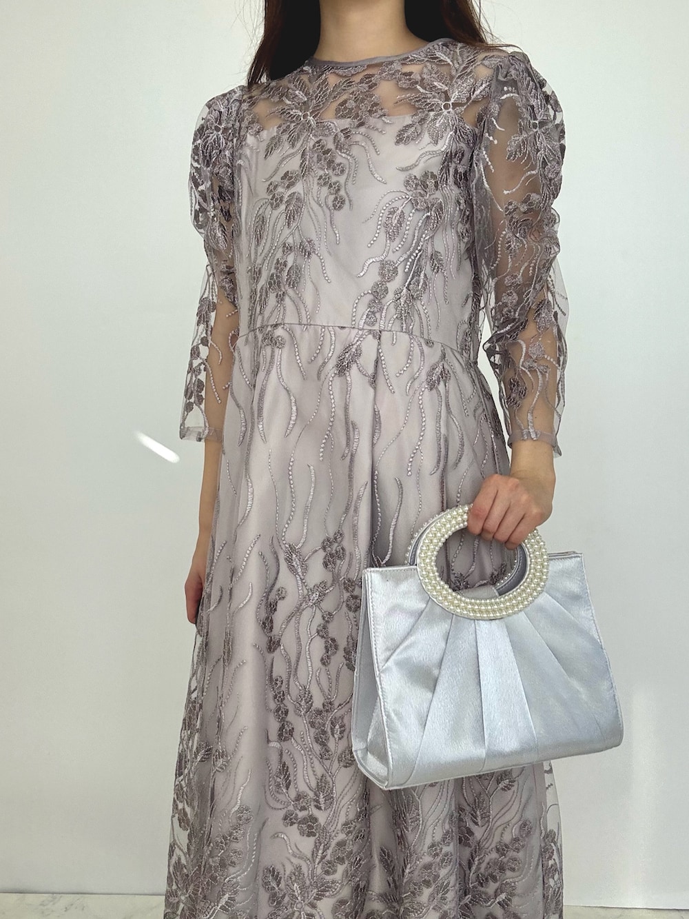 グレー系のドレス、シルバー系のパンプスを着用したレディースの秋コーディネートの3枚目の写真