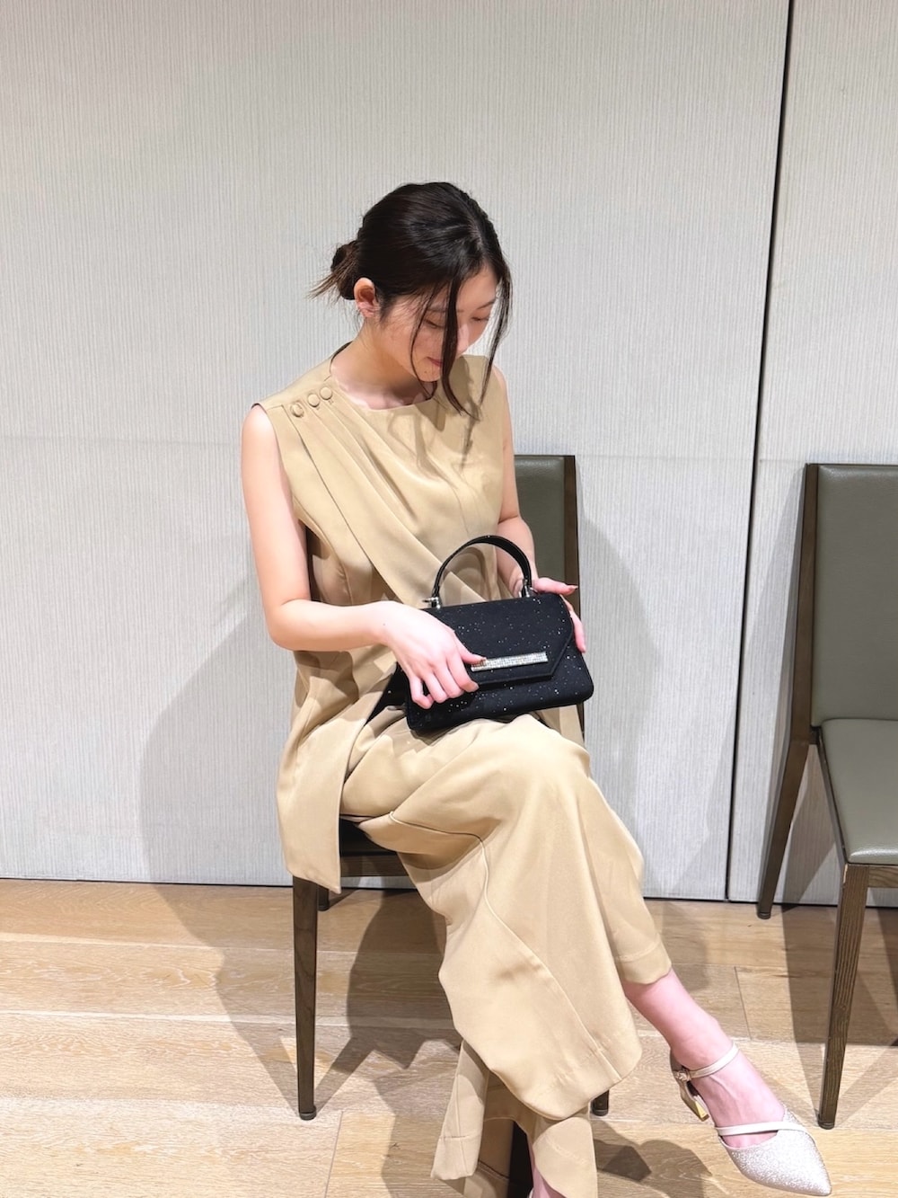 ベージュ系のスーツセットを着用したレディースの冬コーディネートの3枚目の写真