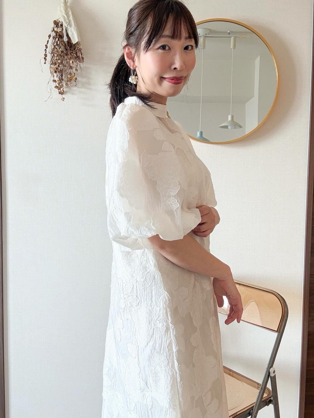 ベージュ系のドレスを着用したレディースの春コーディネートの3枚目の写真