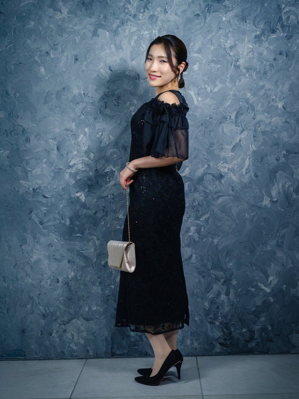 ブラック系のドレスを着用したレディースの冬コーディネートの3枚目の写真