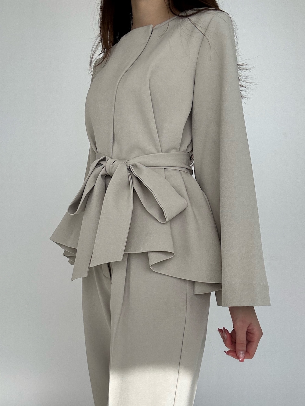 ベージュ系のスーツセットを着用したレディースの冬コーディネートの5枚目の写真