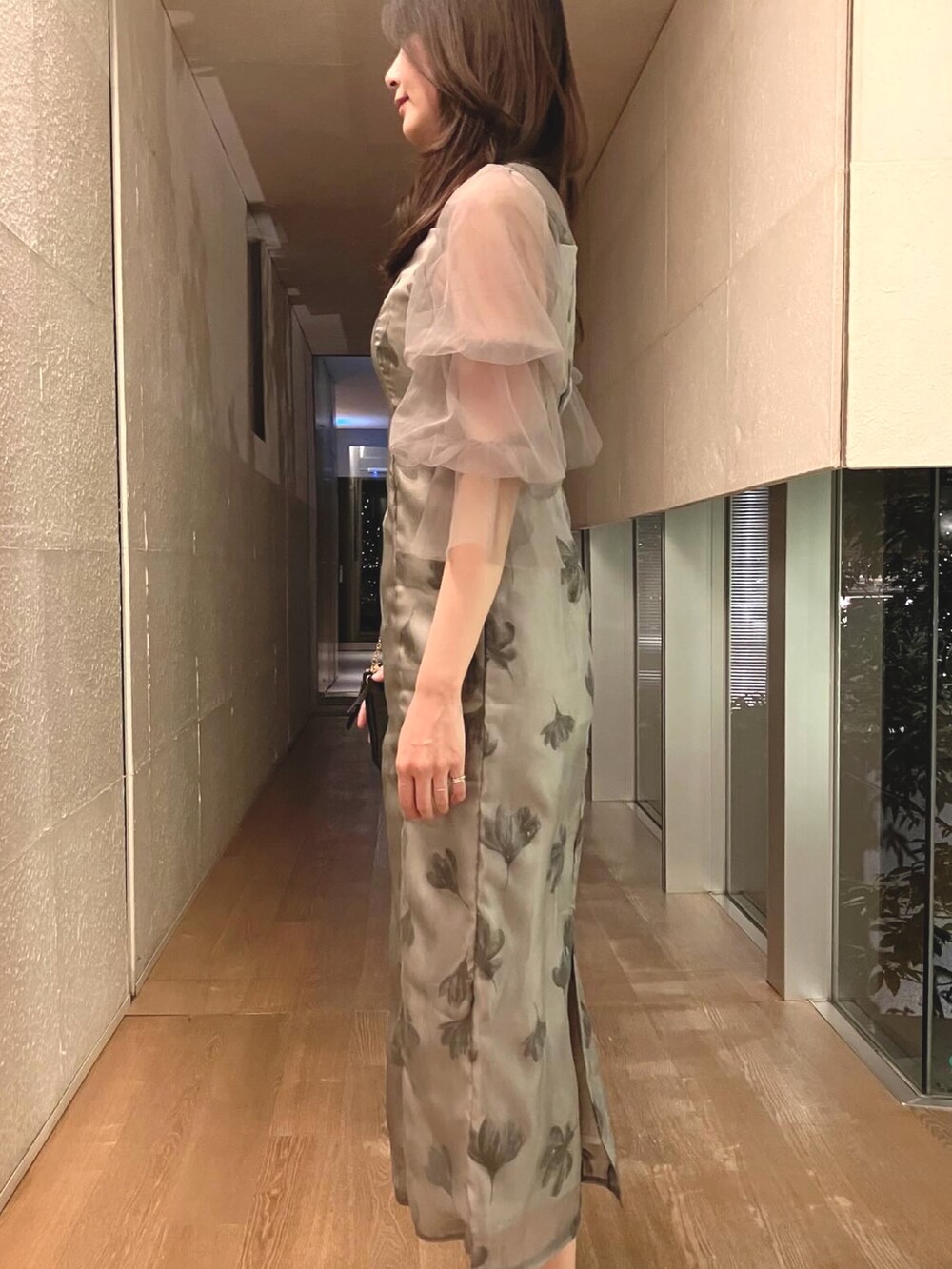 グレー系のドレスを着用したレディースの冬コーディネートの5枚目の写真
