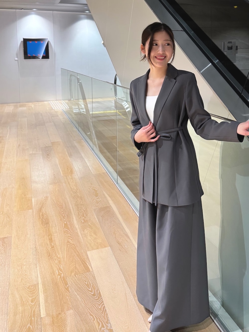 グレー系のスーツセットを着用したレディースの冬コーディネートの2枚目の写真