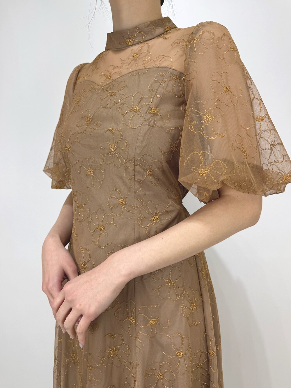 ブラウン系のドレス、ベージュ系のパンプスを着用したレディースの冬コーディネートの4枚目の写真