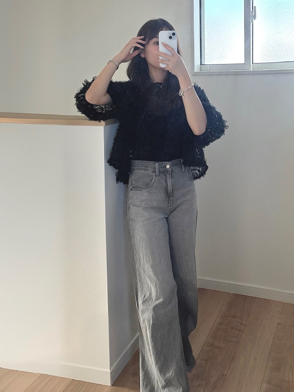 ブラック系のドレスを着用したレディースの秋コーディネートの8枚目の写真