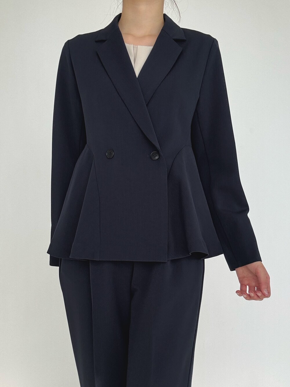 ブルー系のスーツセットを着用したレディースの冬コーディネートの2枚目の写真