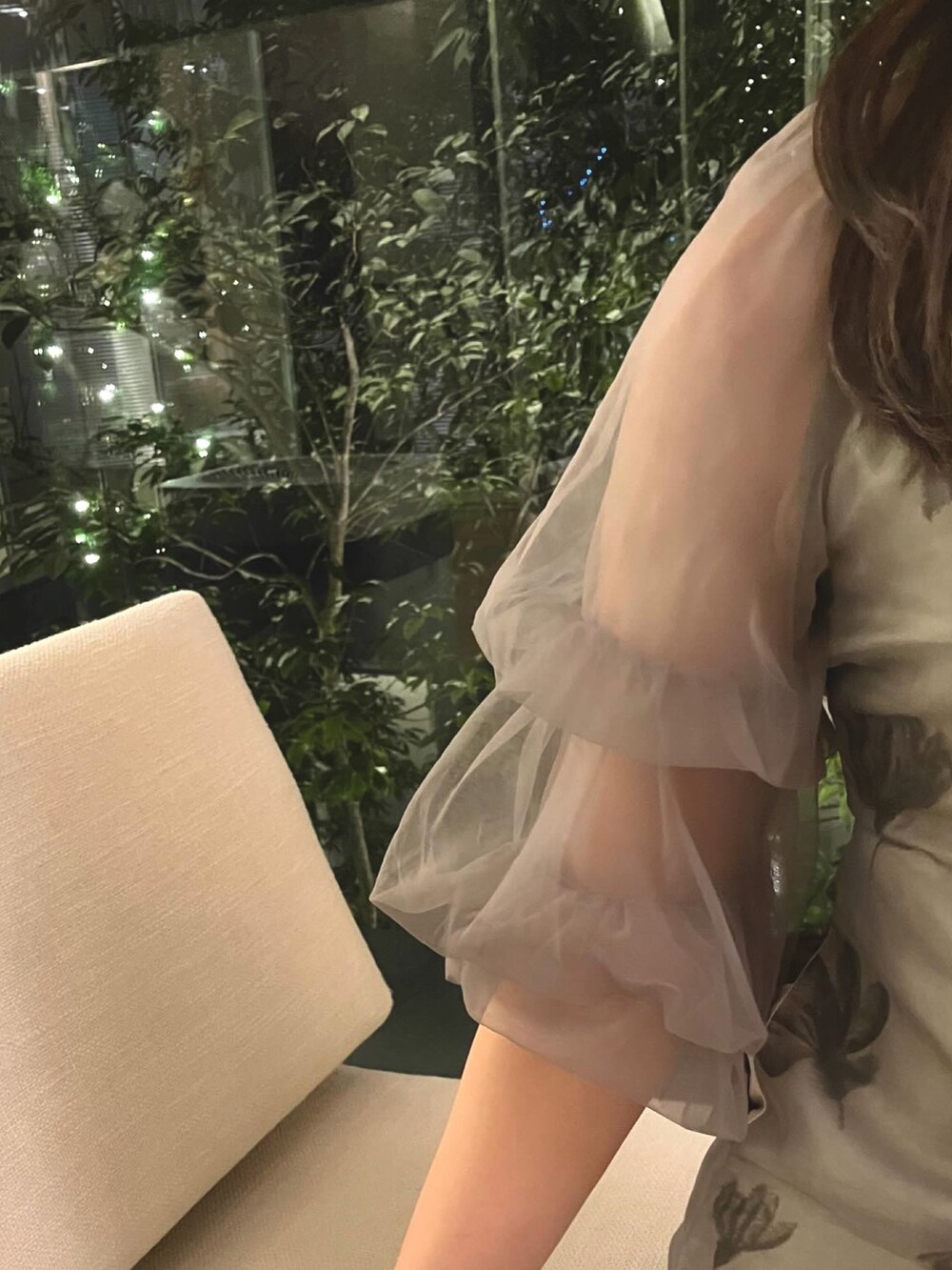 グレー系のドレスを着用したレディースの冬コーディネートの2枚目の写真