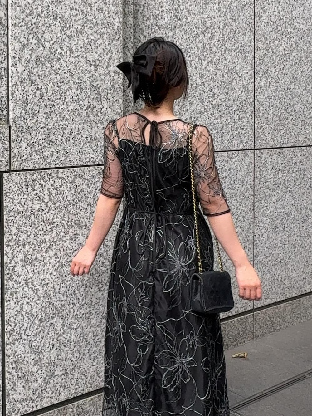 ブラック系のドレスを着用したレディースの夏コーディネートの3枚目の写真