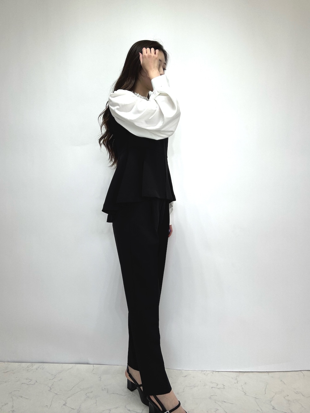 ブラック系のスーツセットを着用したレディースの冬コーディネートの4枚目の写真