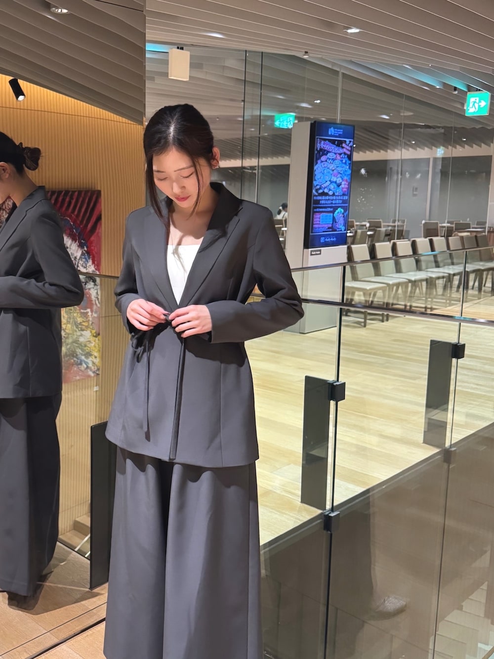 グレー系のスーツセットを着用したレディースの冬コーディネートの4枚目の写真