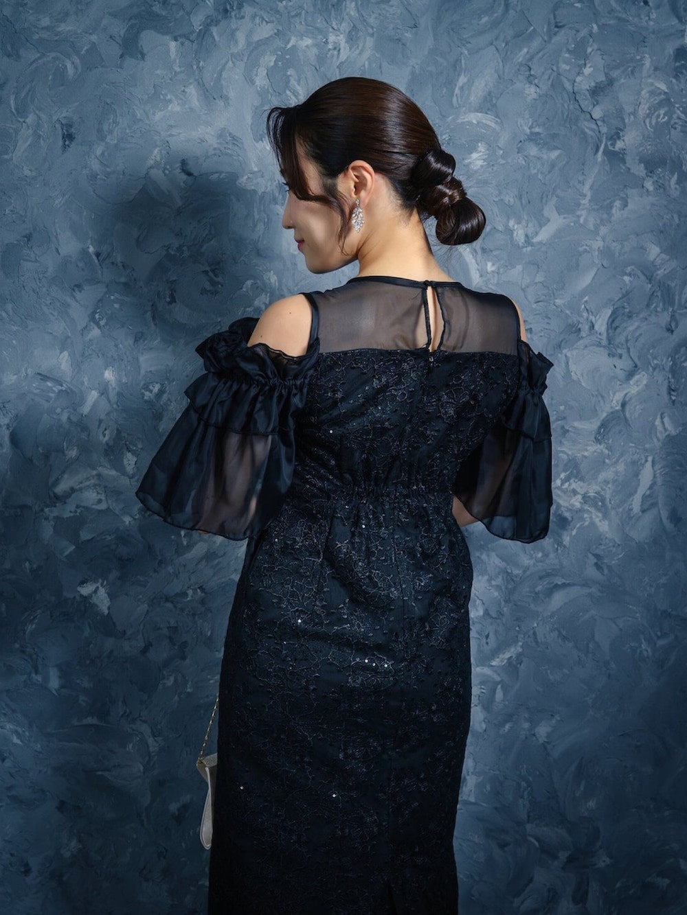 ブラック系のドレスを着用したレディースの冬コーディネートの4枚目の写真