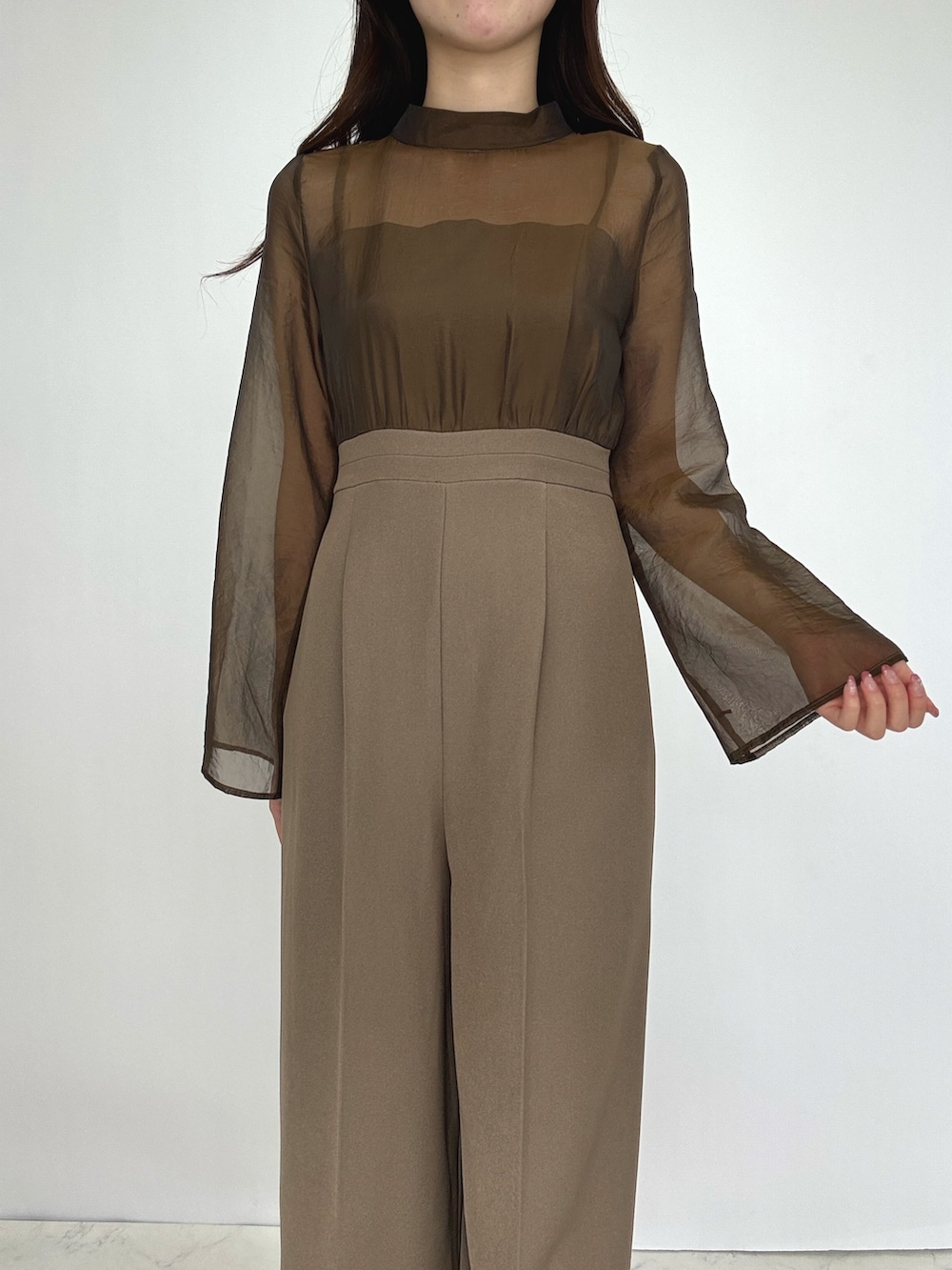 ブラウン系のスーツセット、ベージュ系のパンプスを着用したレディースの冬コーディネートの7枚目の写真