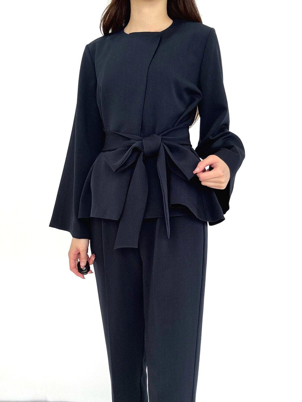 ブルー系のスーツセットを着用したレディースの冬コーディネートの3枚目の写真