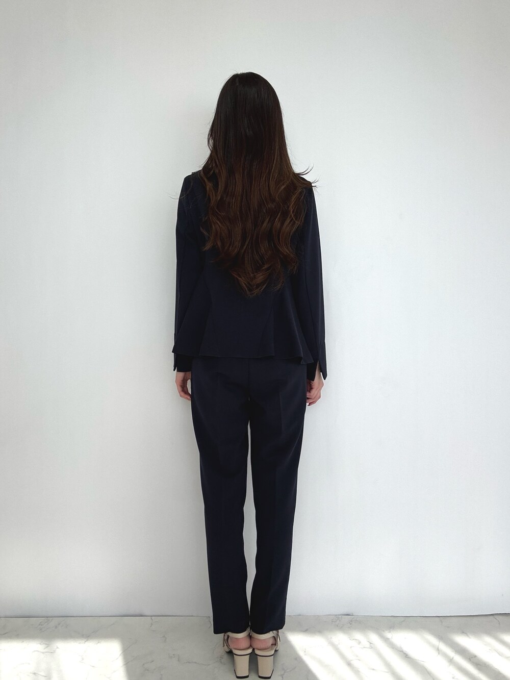 ブルー系のスーツセットを着用したレディースの冬コーディネートの3枚目の写真