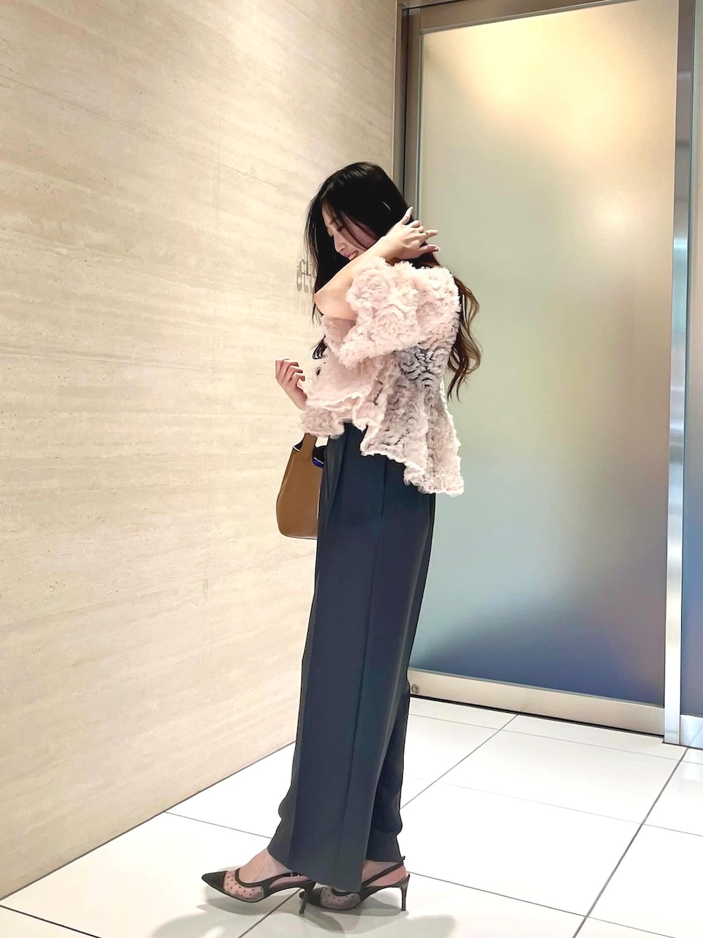 ピンク系のドレスを着用したレディースの秋コーディネートの2枚目の写真