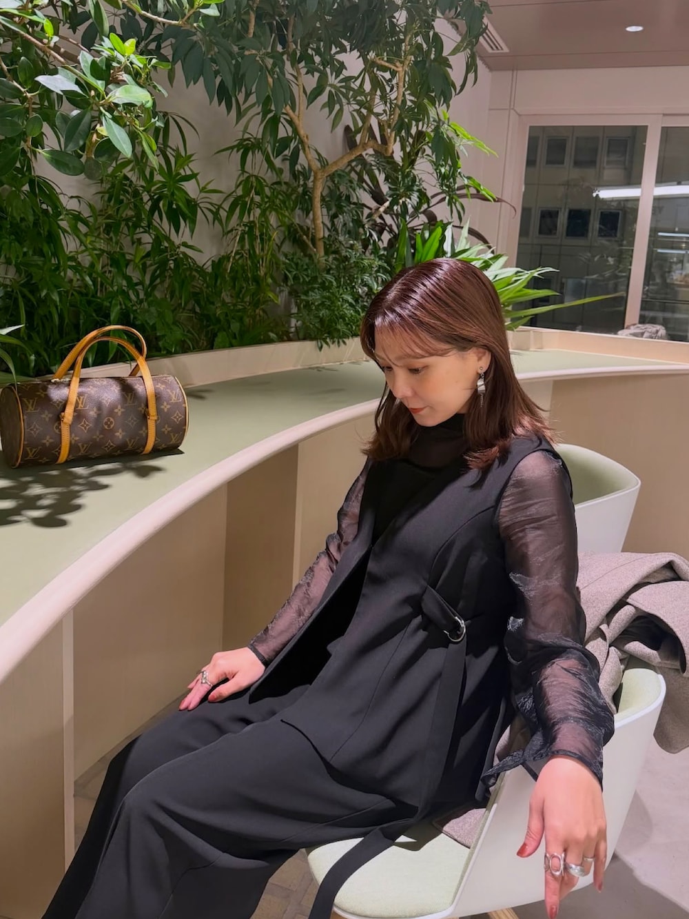 ブラック系のスーツセットを着用したレディースの冬コーディネートの3枚目の写真