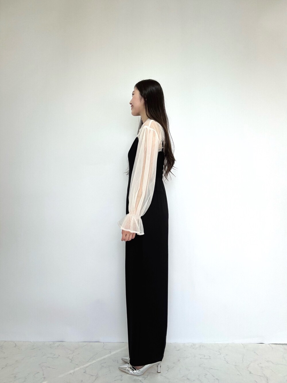 ブラック系のドレス、シルバー系のパンプス、ベージュ系のドレスを着用したレディースの秋コーディネートの7枚目の写真