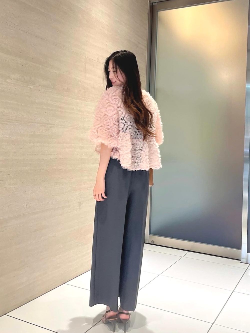 ピンク系のドレスを着用したレディースの秋コーディネートの3枚目の写真