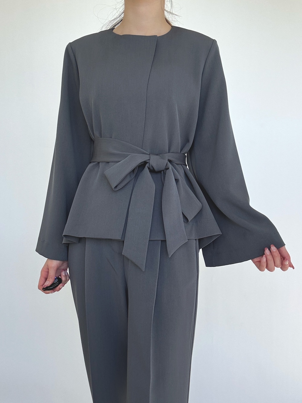 グレー系のスーツセットを着用したレディースの冬コーディネートの3枚目の写真