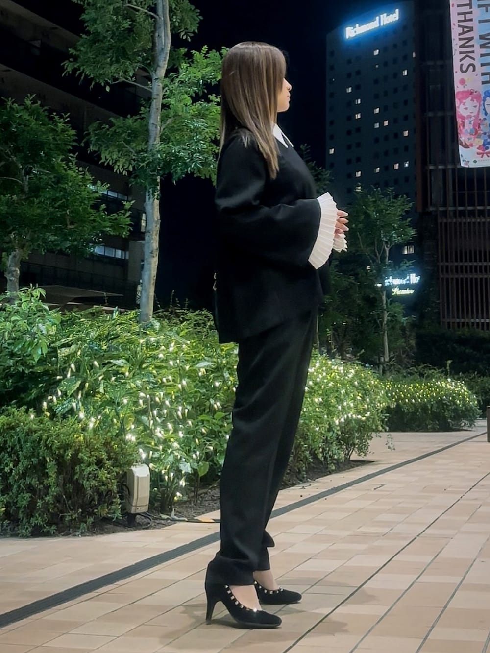 ブラック系のスーツセットを着用したレディースの冬コーディネートの8枚目の写真