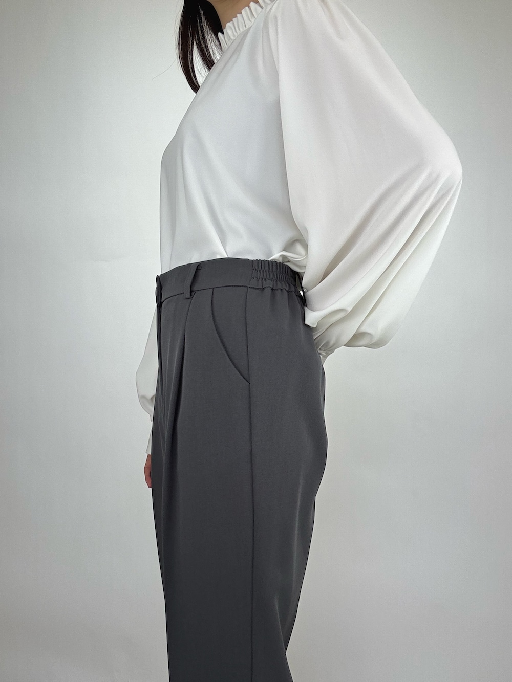 グレー系のスーツセットを着用したレディースの冬コーディネートの4枚目の写真