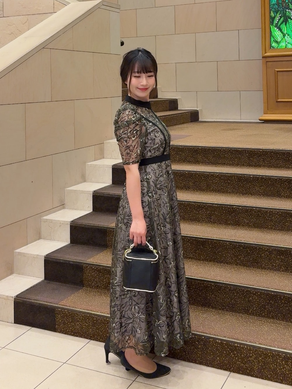 ブラック系のドレスを着用したレディースの夏コーディネートの4枚目の写真