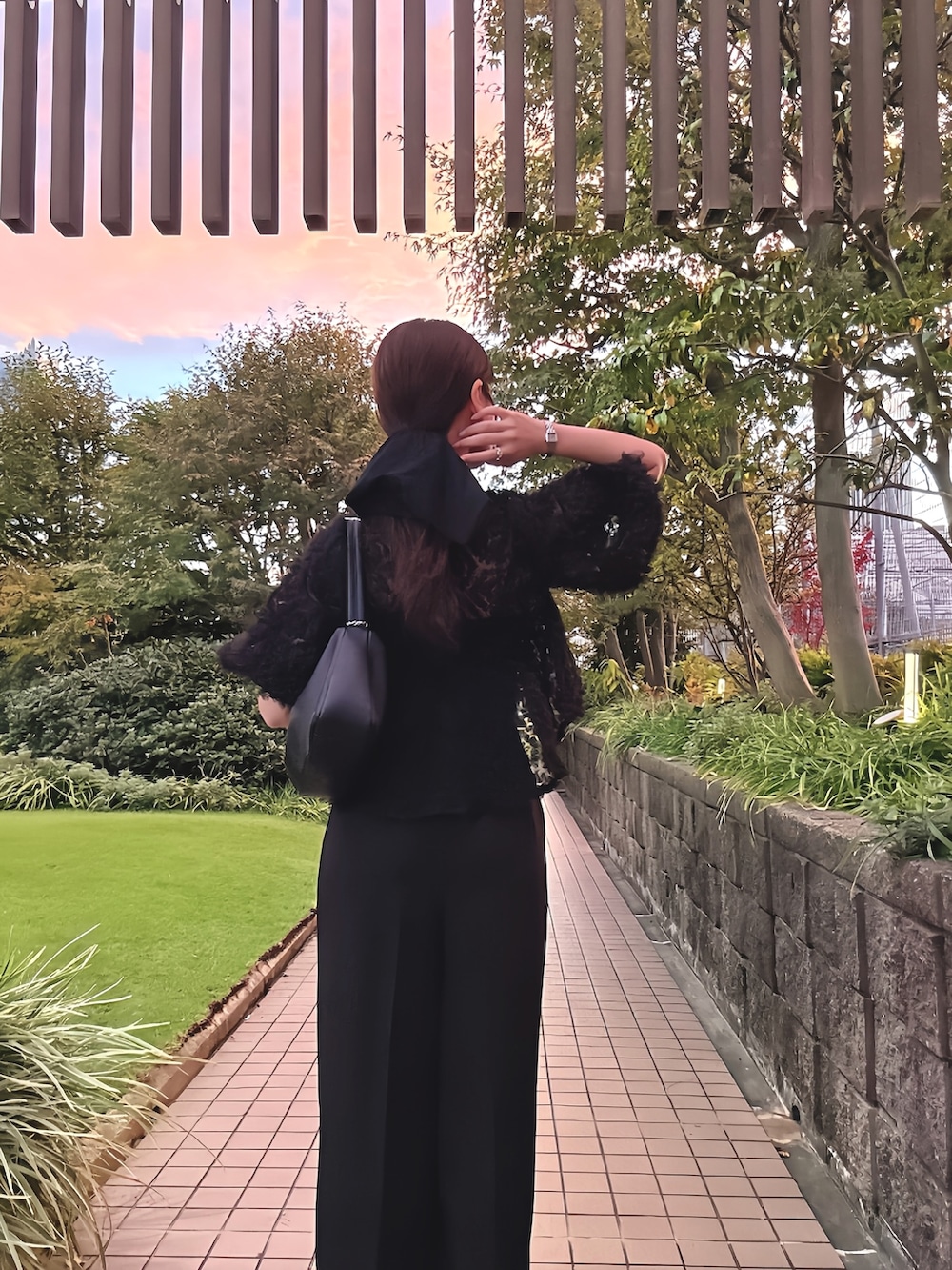 ブラック系のドレスを着用したレディースの秋コーディネートの4枚目の写真