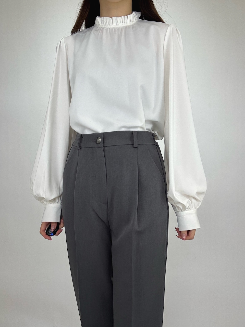 グレー系のスーツセットを着用したレディースの冬コーディネートの3枚目の写真