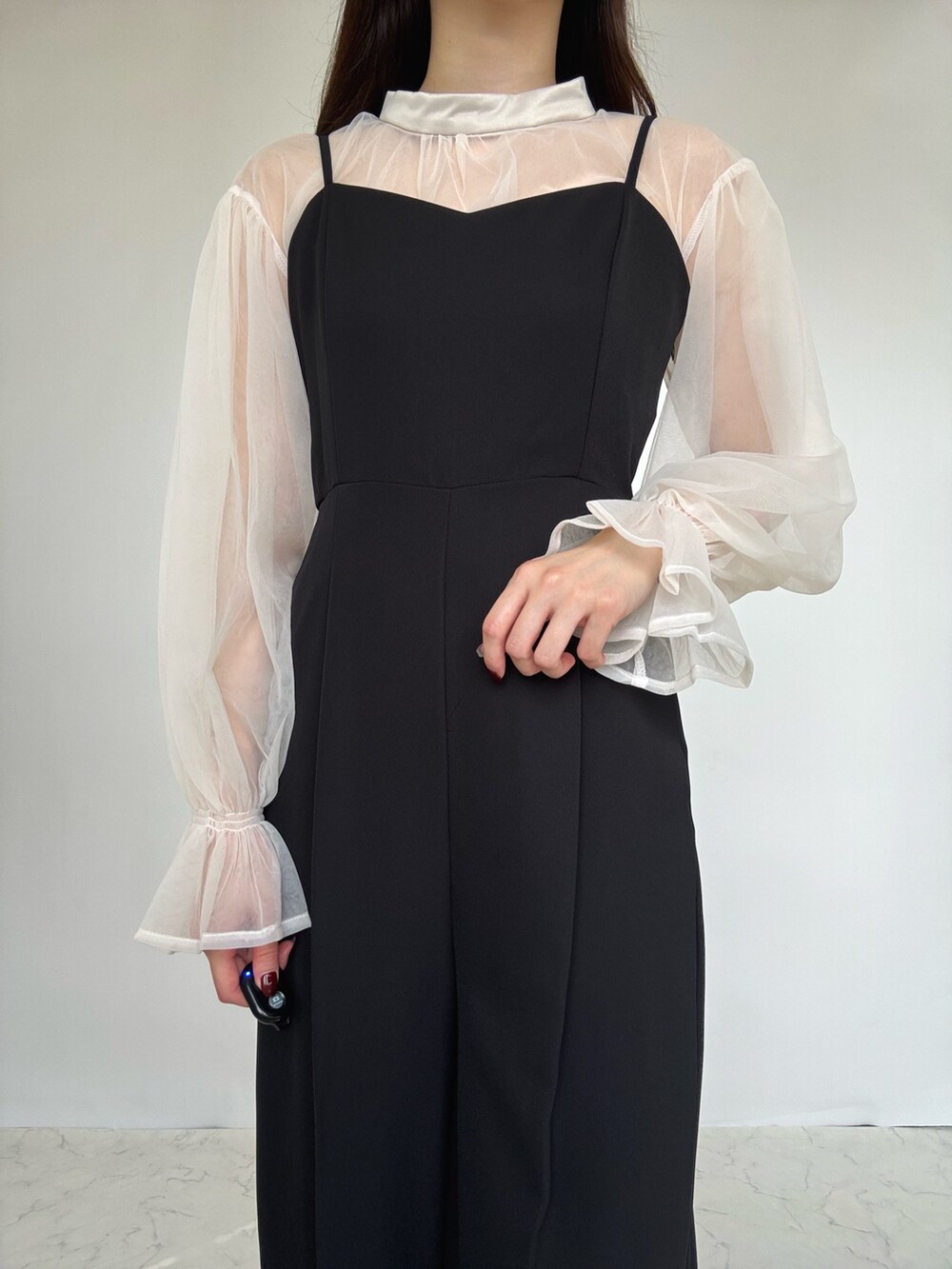 ブラック系のドレス、シルバー系のパンプス、ベージュ系のドレスを着用したレディースの秋コーディネートの4枚目の写真