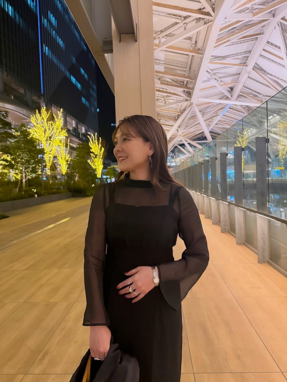 ブラック系のスーツセットを着用したレディースの冬コーディネートの5枚目の写真