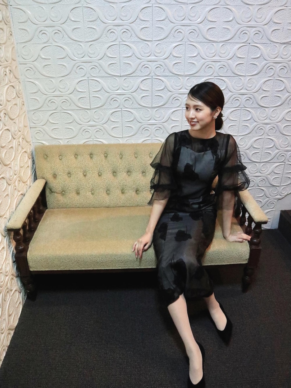 ブラック系のドレスを着用したレディースの冬コーディネートの4枚目の写真