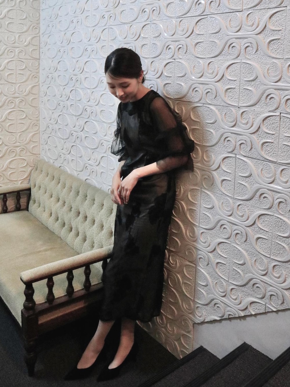 ブラック系のドレスを着用したレディースの冬コーディネートの2枚目の写真