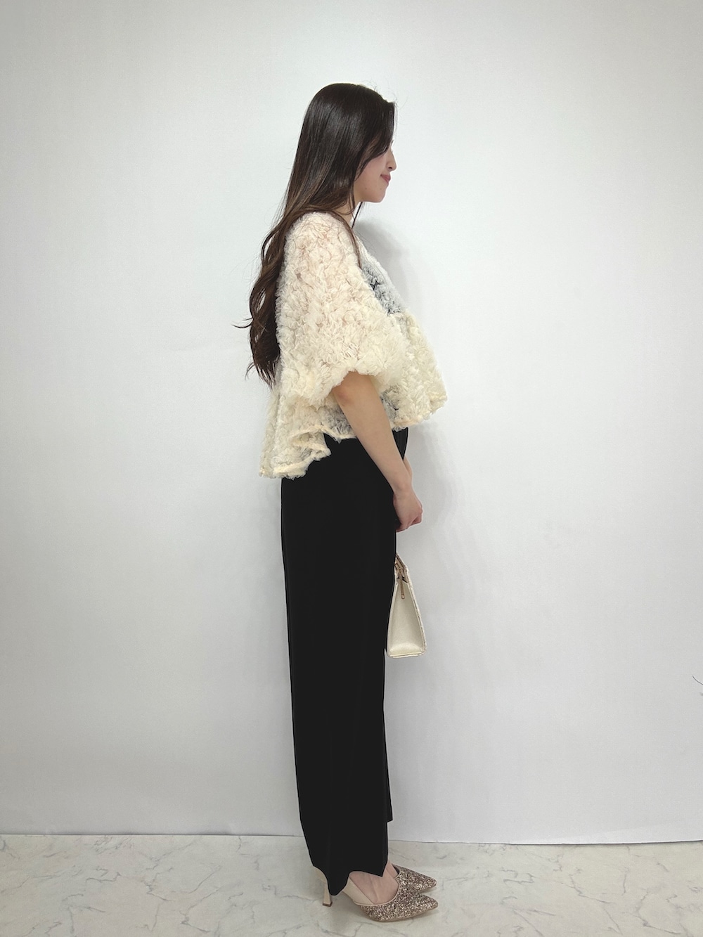 ベージュ系のドレス、ベージュ系のパンプスを着用したレディースの秋コーディネートの2枚目の写真