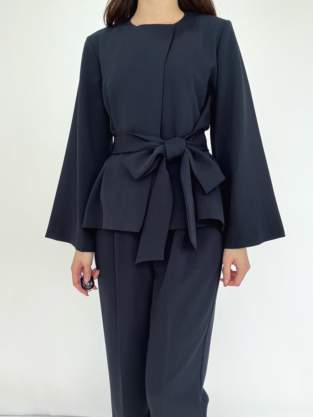 ブルー系のスーツセットを着用したレディースの冬コーディネートの2枚目の写真